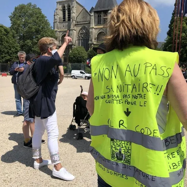 photo un seul gilet jaune visible, mais certains manifestants l’ont encore dans le coeur.  ©  le maine libre