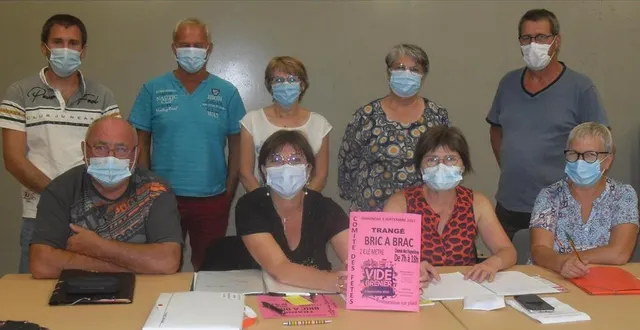 photo  les membres du comité des fêtes de trangé avaient préparé leurs affiches d’annonce bric-à-brac le dimanche 5 septembre à trangé. des pancartes d’annonce de cette manifestation étaient posées au sein du village.  &copy;  le maine libre 