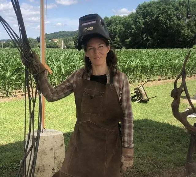 photo très aérienne, la sculpture en fer de nell stride : l’envol.  ©  ouest-france