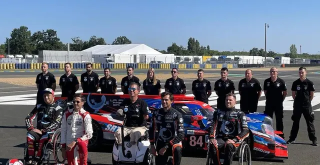 photo  frédéric sausset, entouré de ses pilotes et de son staff pour l’édition 2021 des 24 heures du mans.  &copy;  arthur – drive your com 
