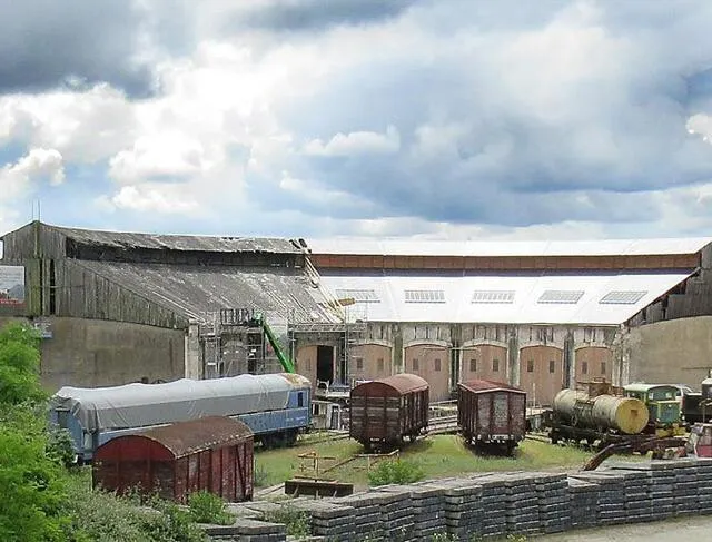 photo la rotonde ferroviaire de montabon (sarthe), à dix voies, pouvait accueillir jusqu’à 85 locomotives.  ©  dr