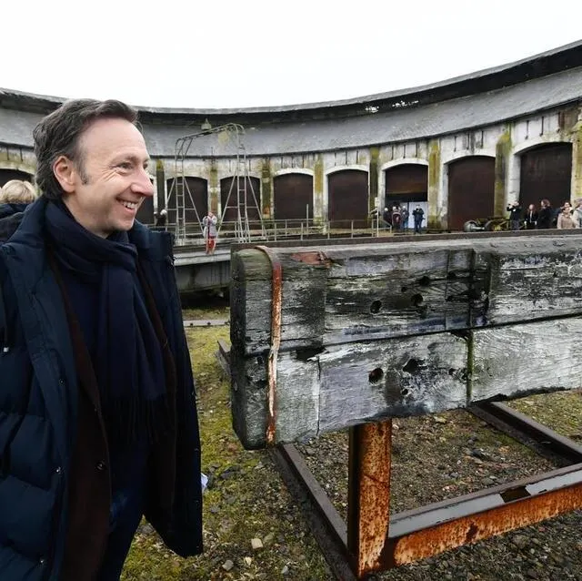 photo stéphane bern est venu à la rotonde ferroviaire de montabon, en 2019, lancer la seconde édition du loto du patrimoine.  ©  franck dubray / ouest france archives