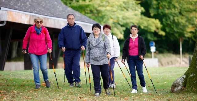 photo  la marche nordique est appréciée des randonneurs de tous âges.  &copy;  gérard houdou, ouest-france 