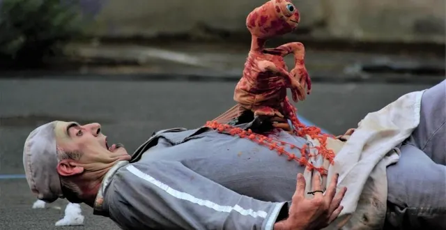 photo  l’un des membres de la compagnie maboul distorsion (loire-atlantique) lors de leur spectacle de « cinéma de rue en 3d sans lunettes » : un os dans le cosmos.  &copy;  photo sart' 