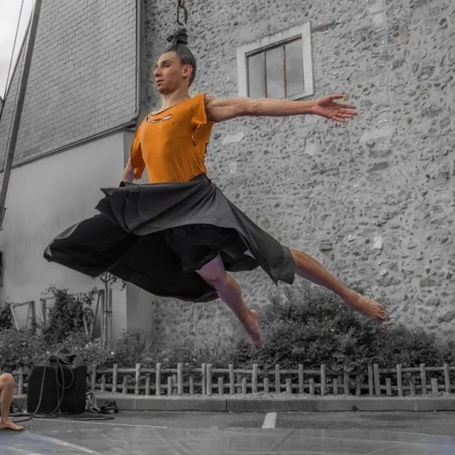 photo l’un des membres de la compagnie compa a dep so (italie) lors de leur spectacle d’acrobatie aérienne : la trottola.  ©  photo sart'