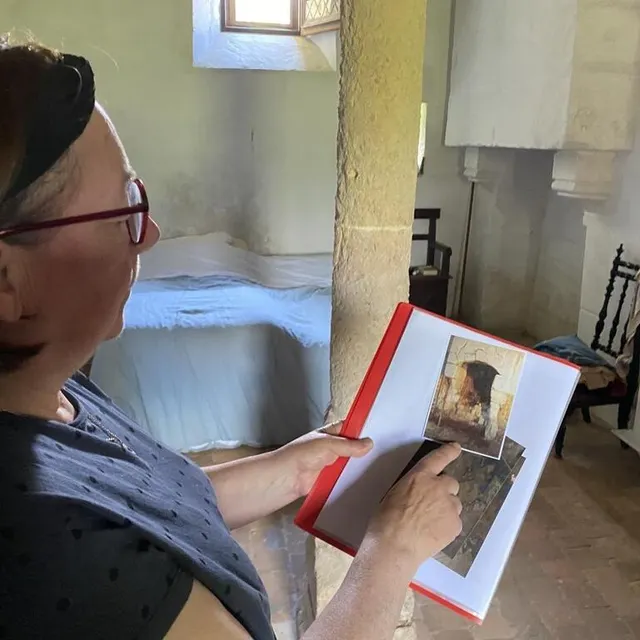 photo marie-françoise se remémore les ruines quand le couple a posé ses valises le 1er mai 2021. la différence avec aujourd’hui reflète l’impressionnant travail de qualité entrepris depuis.  ©  ouest-france