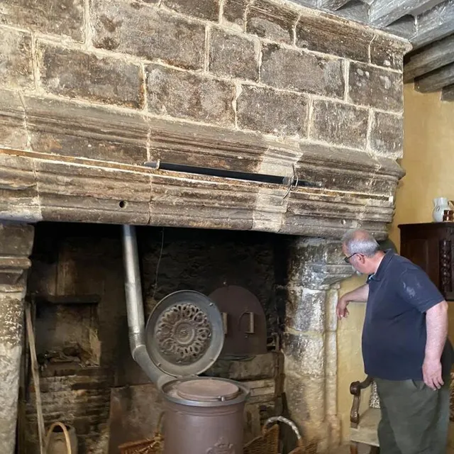 photo c’est cette colossale cheminée qui a permis de dater avec exactitude le début de la construction de ce manoir. en 1492.  ©  ouest-france