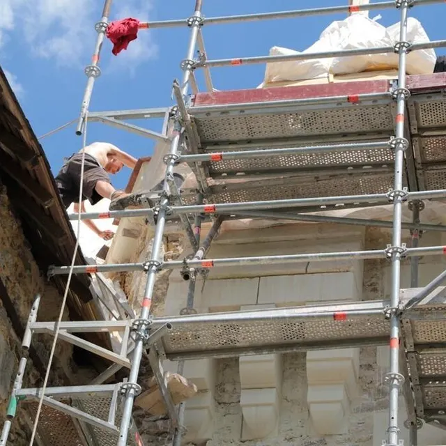 photo une lourde truelle de 310 000 (dont 70 % d’aides publiques) permet la rénovation minutieuse de la tour d’escalier qui dessert les pièces en miroir de ce manoir datant de la fin du moyen-âge.  ©  ouest-france