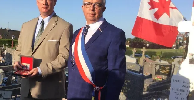 photo  le 22 août 2019, parker morton a reçu la médaille du 75e anniversaire du débarquement en normandie, des mains du maire, philippe bigot ; il reviendra en 2024, pour le 80e anniversaire de la libération.  &copy;  archives ouest-france 