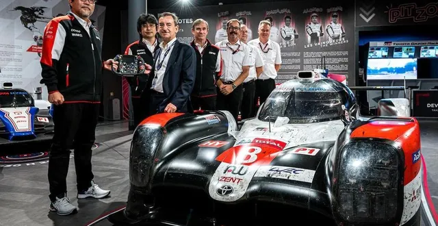 photo  la toyota ts050 hybrid est entourée, entre autres, de pierre fillon, président de l’automobile club de l’ouest, fabrice bourrigaud, directeur du musée des 24 heures du mans (sarthe) et de murata hisatake, président de toyota motorsport gmbh.  &copy;  dr 