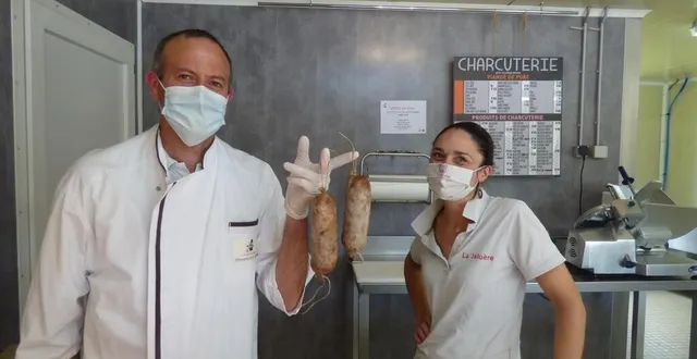 photo  damien et violaine fortin et leur saucisson à l’ail.  &copy;  ouest-france 