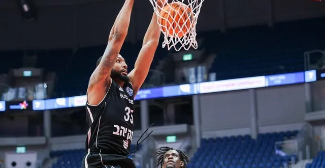 photo  tashawn thomas face à roméo travis en janvier dernier à beaublanc.  &copy;  fiba 