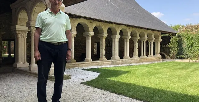 photo  christophe le bret devant le cloître restauré.  &copy;  ouest-france 