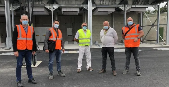 photo  les élus et le directeur du syvalorm suivent le chantier qui doit se terminer dans les semaines à venir.  &copy;  le maine libre 