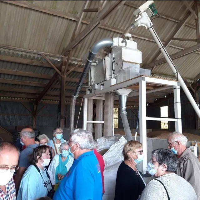 photo le trieur sert à séparer le grain de blé de toutes les impuretés.  ©  le maine libre