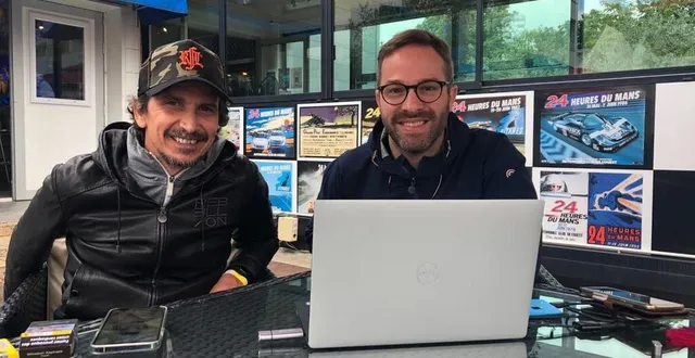 photo  arnaud tsamere et julien febreau visionnent les images des essais libres.  &copy;  le maine libre 