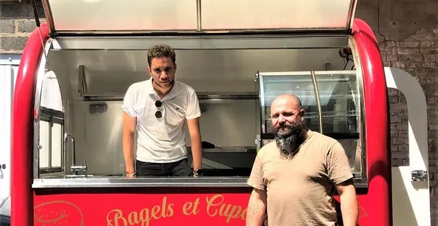 photo  tommy debard, salarié en charge du food-truck, et ludovic alduc, co-gérant d’une part de douceur.  &copy;  ouest-france 