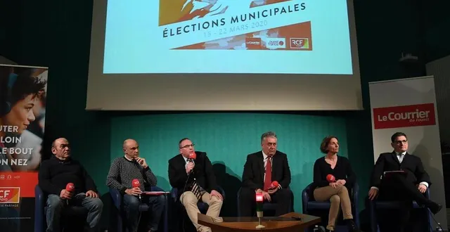 photo  ici en mars 2020, lors d’un débat entre candidats aux élections municipales, philippe renaudet, qui parle au micro, avec à sa gauche gilles bourdouleix et anne hardy, les trois protagonistes de cette affaire.  &copy;  co – laurent combet 