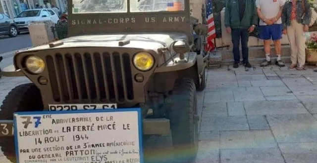 photo  la jeep symbolisant la libération de la ville, à partir de la gauche, alain garnier propriétaire de la jeep, yves jeanne, initiatrice de cette commémoration et véronique clémenté, adjointe.  &copy;  ouest-france 