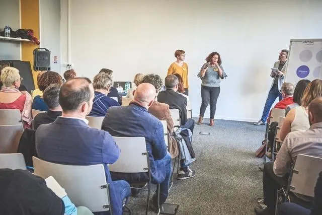 photo le club business sarthe rassemble toutes sortes d’entrepreneurs : cadres, dirigeants divers, artisans, consultants, commerçants, qui se réunissent à l’occasion de différents événements internes : conférences, ateliers de travail ou visites d’entreprises.  ©  photo ©f. jouanneaux