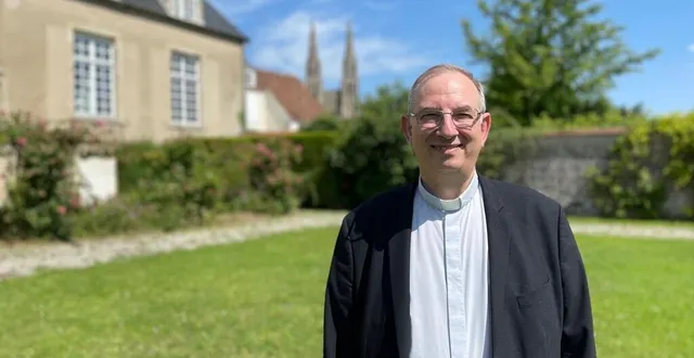 photo  mgr bruno feillet dans les jardins de l’évêché de séez, avec la cathédrale notre-dame en fond.  &copy;  ouest france 