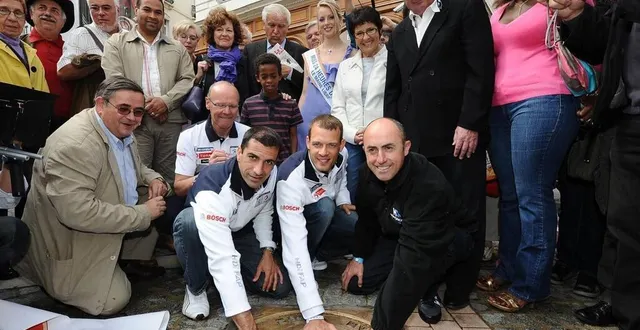 photo  marc géné, alex wurz et david brabam, victorieux en 2009 avec peugeot, sacrifient au rituel de l’inauguration de leur empreintes.  &copy;  archives le maine libre 