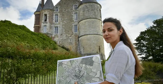photo  frédérique caron-lambert nous fait visiter montmirail avec des représentations de la cité au moyen-âge.  &copy;  le maine libre – yvon loué 