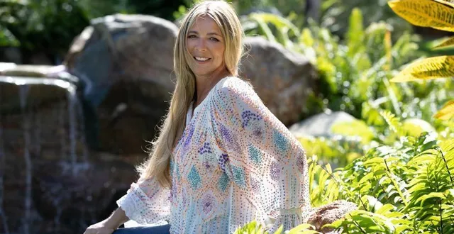 photo  hélène rollès : « l’amour prédomine sur cet album. c’est du pur jean-luc azoulay-hélène. on a écouté ensemble beaucoup de titres et il se trouve que ceux qui me touchent parlent d‘amour. »  &copy;  alexandre julien 