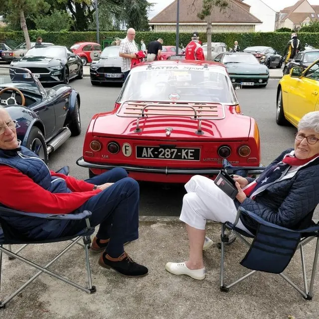 photo ginette et michel viennent chaque année de la ferté-bernard pour participer aux festivités des 24 heures. propriétaires de plusieurs bijoux à quatre roues, ils sont venus aujourd’hui avec leur matra sport v4 de 1968. le reste de l’année, le couple sillonne les routes avec leur club automobile.  ©  ouest-france