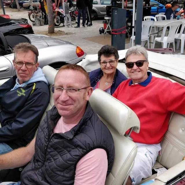 photo présent chaque année aux animations et à la course des 24 heures, le « gang des martines » n’a pas manqué l’occasion de visiter la seule manifestation de la semaine. quatre de ces membres ont eu le plaisir de monter dans l’une des voitures exposées.  ©  ouest-france