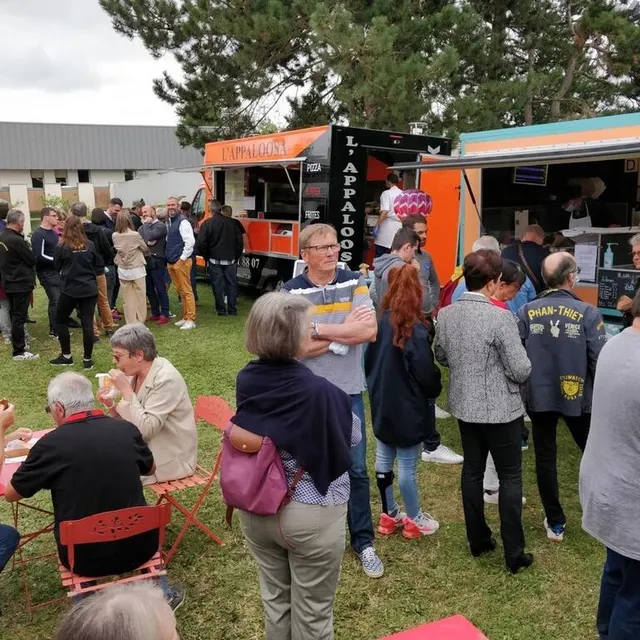 photo burgers ou crêpes, les food-trucks ont ravi les visiteurs toute la journée.  ©  ouest-france