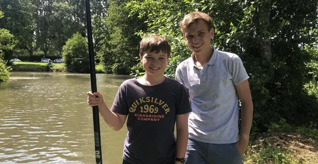 photo  le jeune clarence a participé au concours de pêche du 14 juillet à la ferté, soutenu par son frère aîné, vianney.  &copy;  le maine libre 