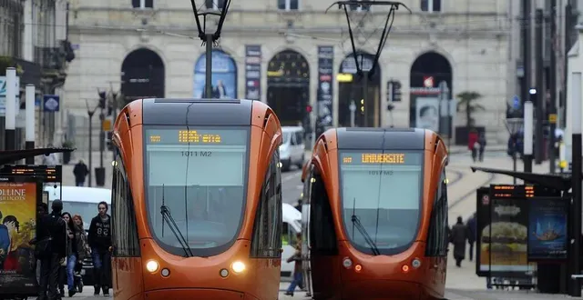 photo  chaque année pour les 24 heures du mans, le tramway est un moyen de transport plébiscité par les spectateurs.  &copy;  archives le maine libre – hervé petitbon 