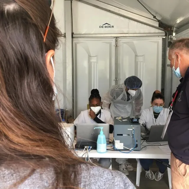 photo un centre de tests antigénique « de rattrapage » aux abords du circuit.  ©  le maine libre