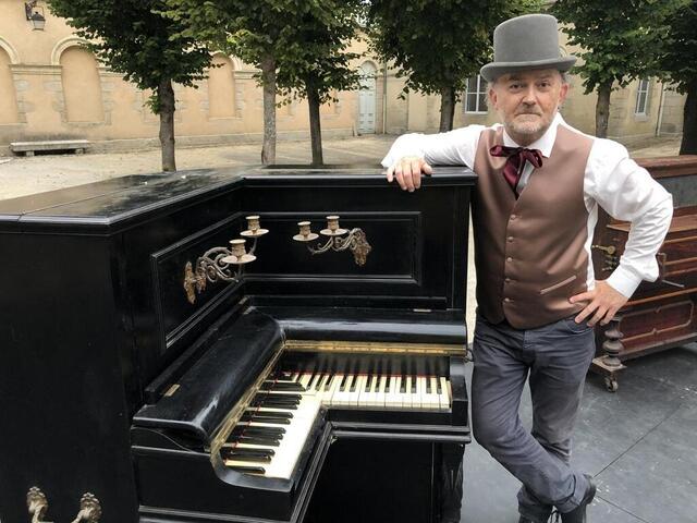 photo pierre tisseyre et son piano d’angle, spécialement fabriqué pour la pièce.  ©  ouest-france