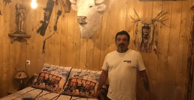 photo  bruno robelin a aménagé un appartement sur le thème du far west dans son gîte de chailloué (orne).  &copy;  ouest-france 