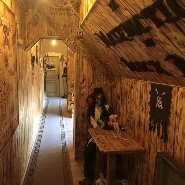 photo les trois appartements du gîte de chailloué (orne) sont décorés aux couleurs de la piraterie, l’époque médiévale et le western.  ©  ouest-france