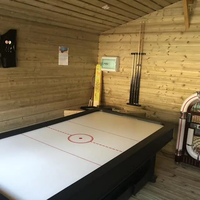 photo le gîte de chailloué (orne) dispose d’une salle de jeux pour se détendre à coups de fléchettes ou de parties de billard.  ©  ouest-france