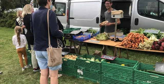 photo  clément masseron vient de torcé-en-vallée pour vendre ses légumes à tuffé chaque été depuis le lancement du marché des producteurs.  &copy;  le maine libre 