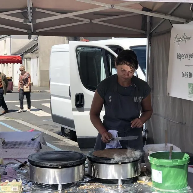 photo angélique guiochereau cuisine ses galettes et ses crêpes jusqu’aux alentours de 13 h. elle est l’une des dernières à remballer le mercredi matin au marché de la flèche.  ©  ouest-france