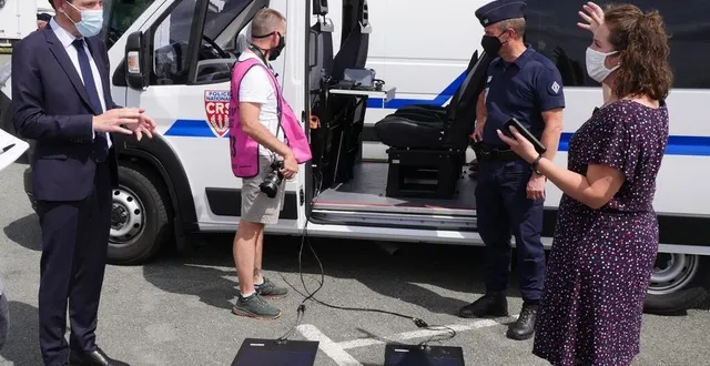 photo  les panneaux photovoltaïques sont posés sur le sol et alimentent un boîtier qui transmet l’énergie à la batterie par des câbles.  &copy;  le maine libre 