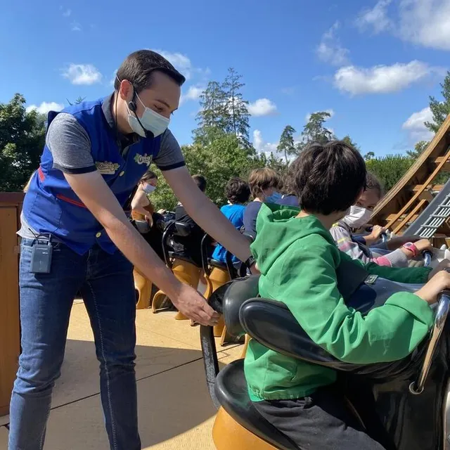 photo nicolas vérifie que les sécurités se mettent bien en place et  ne blessent pas les usagers.  ©  ouest-france
