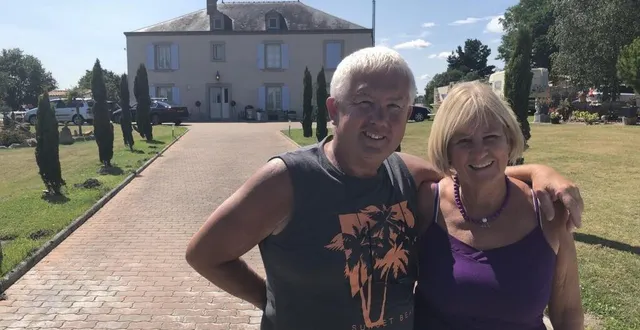 photo  faye-l’abbesse, mardi 10 août. graham et diana devant la résidence la belle échappée, qu’ils louent.  &copy;  co - dominique cadu 