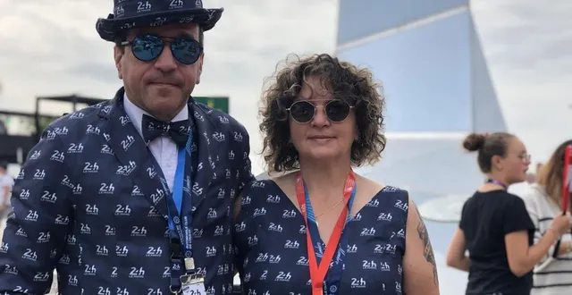 photo  les portugais josé et lucie ont revêtu leurs habits de fête pour leurs retrouvailles avec les 24 heures du mans.  &copy;  photo le maine libre 