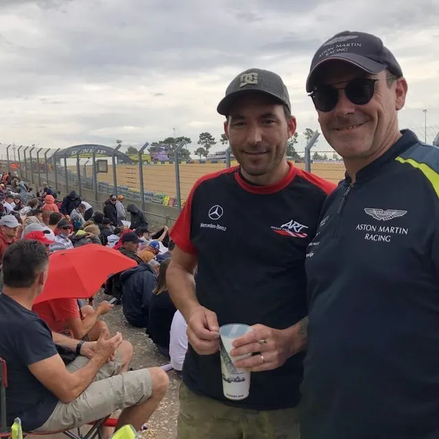 photo pour cédric, ici avec son beau-frère mathieu, c’est « tout simplement magique d’être là ». les odeurs et le bruit des 24 heures lui ont manqué…  ©  photo le maine libre