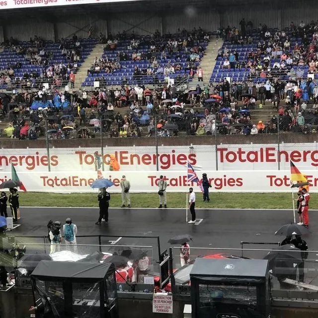 photo dans les tribunes, il y a moins de monde que d’habitude.  ©  photo le maine libre