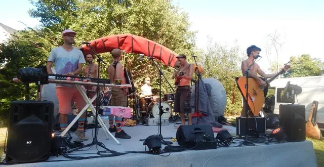 photo  les petits-fils de jeanine, le premier groupe de musique qui a enthousiasmé les visiteurs  &copy;  le maine libre 