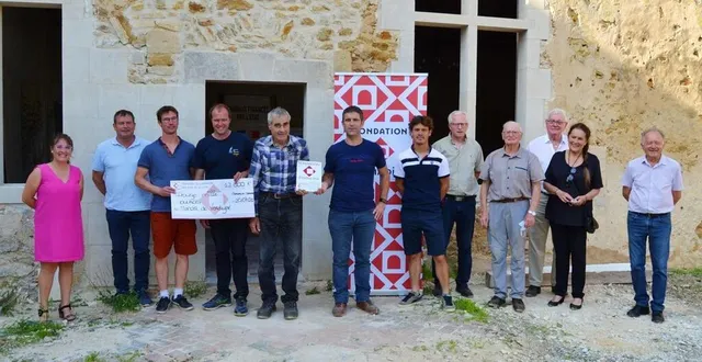 photo  philippe gagnot, 5e depuis la gauche, entouré de mécènes. il a reçu la plaque officielle validant les travaux du manoir ainsi qu’un chèque symbolique de 12 000 €.  &copy;  ouest-france 
