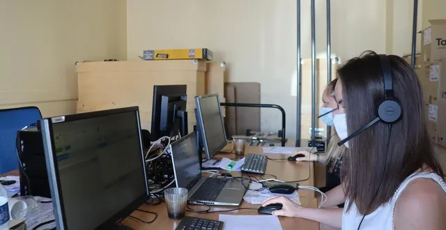 photo  deux bénévoles chargées de prendre les appels au centre de vaccination de sablé-sur-sarthe.  &copy;  ouest-france 