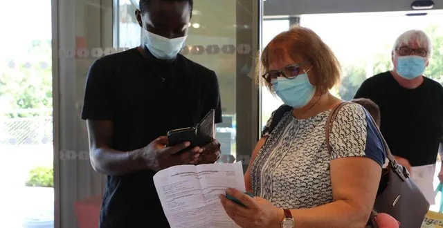 photo  au centre aquatique de sablé-sur-sarthe (sarthe), les visiteurs doivent obligatoirement fournir un passe sanitaire, en papier ou sur smartphone.  &copy;  ouest-france 